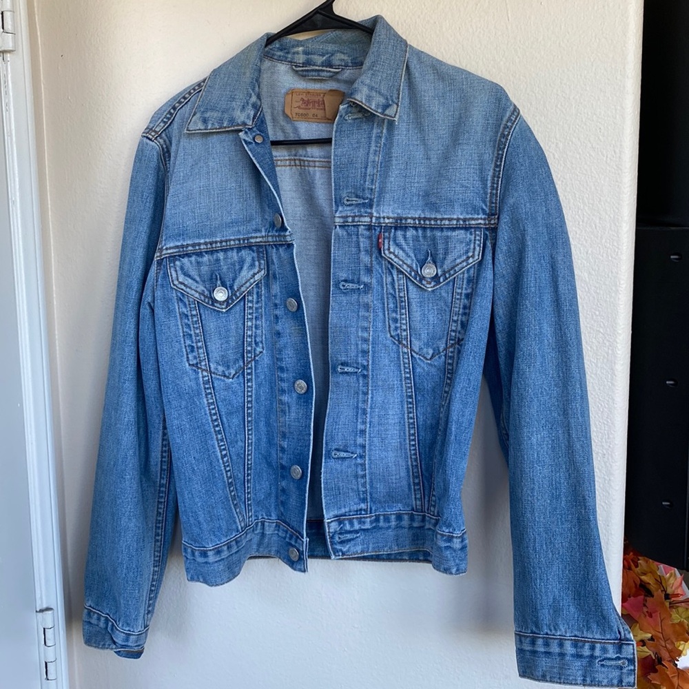 LEVI’s 90s trucker denim jacket size small- medium wash